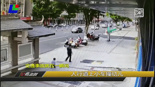 走在人行道上,行至机动车与人行道重合路段时,奶奶扔下孙子独自前行