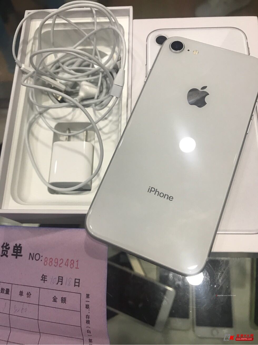 10月18日激活的新机苹果8,64G,原价5260买的