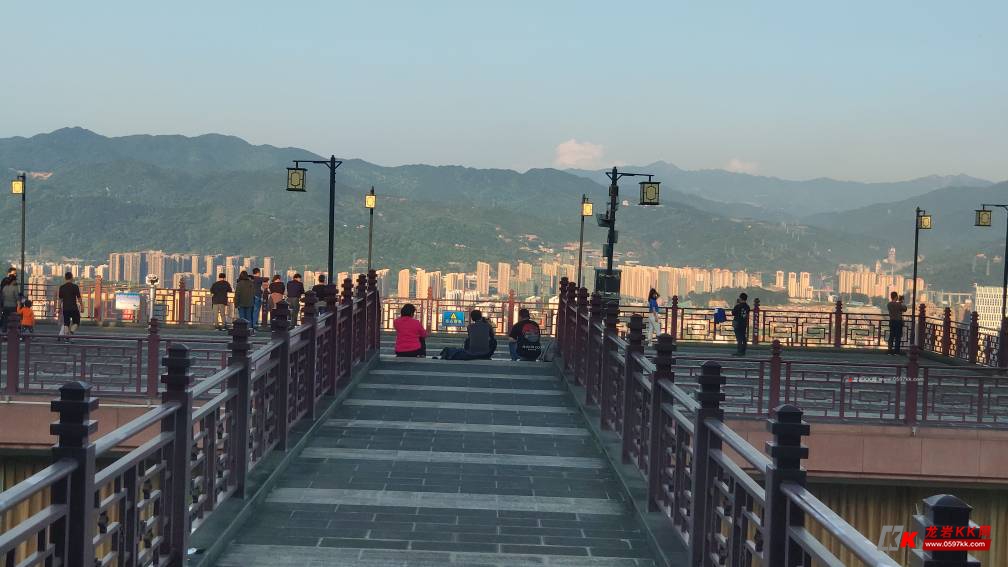大锦山看岩城