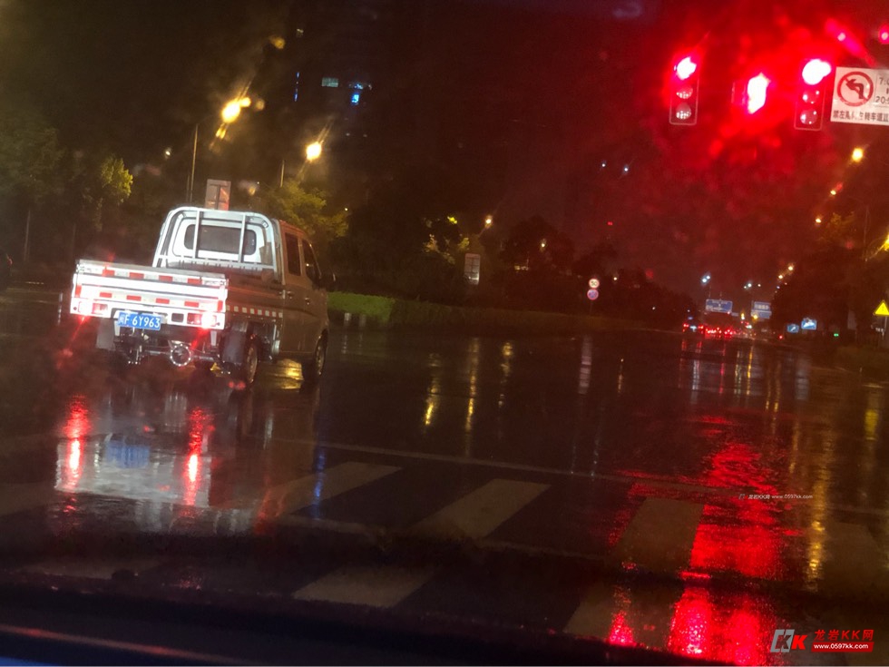 下雨天还闯黄灯 真的开车不能稳重一点吗