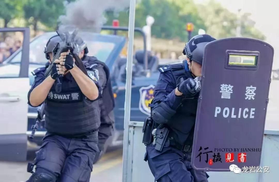 特警蜀黍的帅气表演