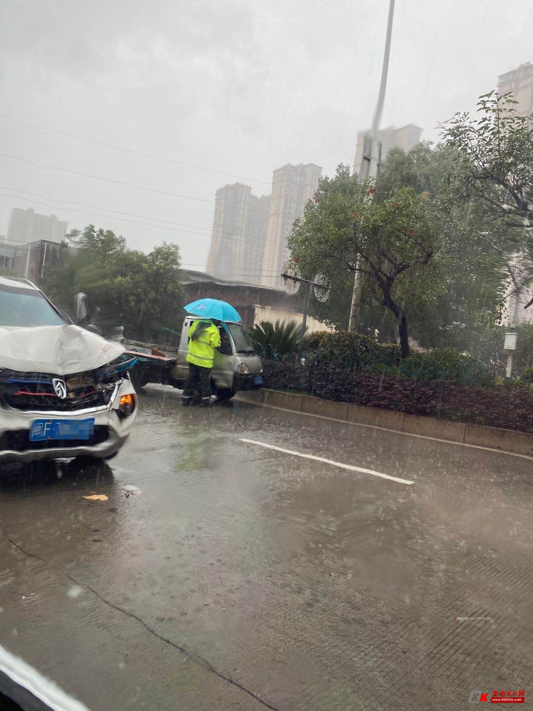 雨天路滑,一定小心开车,保持车距慢行啊