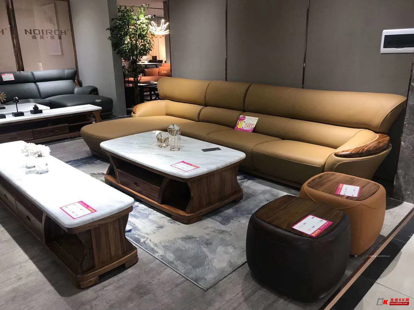 新华新家具新品推荐:乌金木真皮沙发