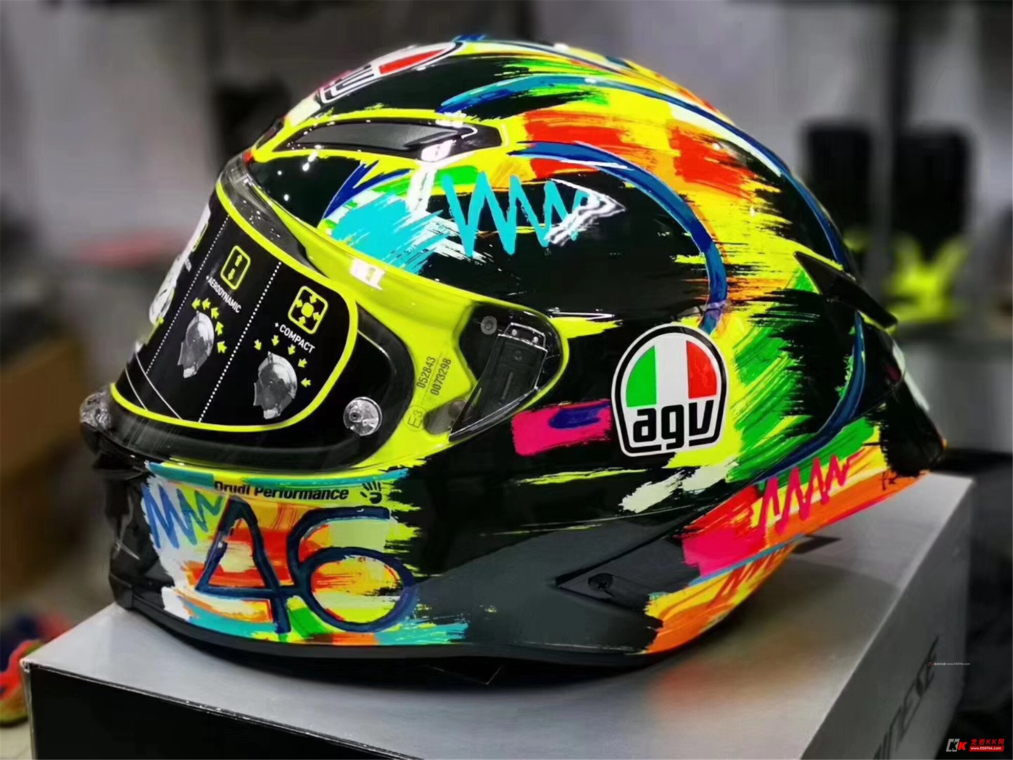 顶盔agvpistagpr罗西涂鸦碳纤维黑红轨迹到货