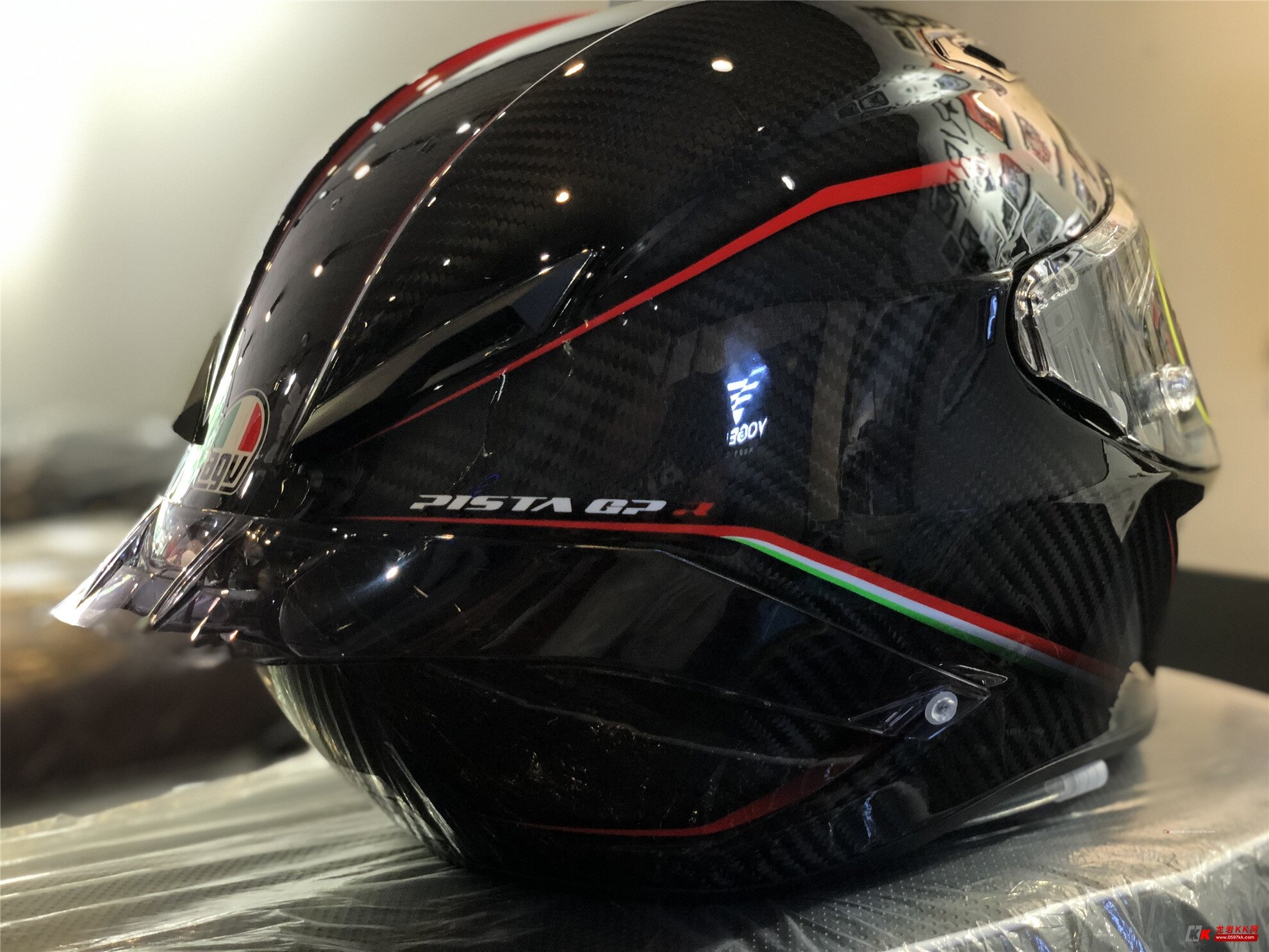 顶盔agvpistagpr罗西涂鸦碳纤维黑红轨迹到货