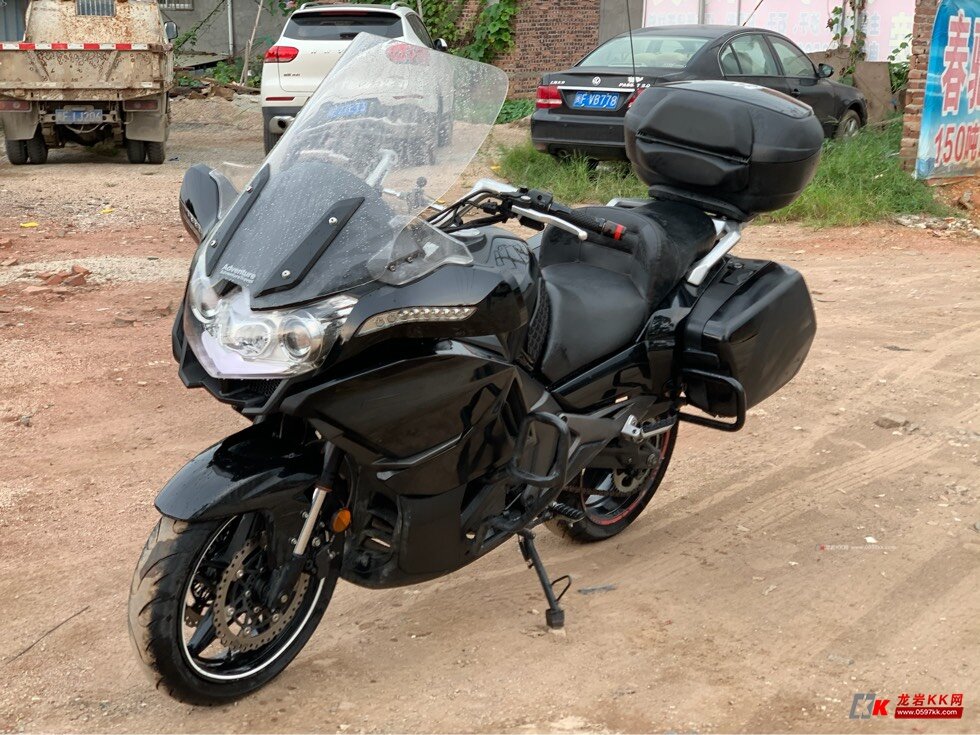 春风国宾650摩托车