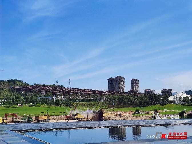 蓝天白云,风吹云动,紫金湖扩大改造,工程在热火朝天,如火如荼进行中
