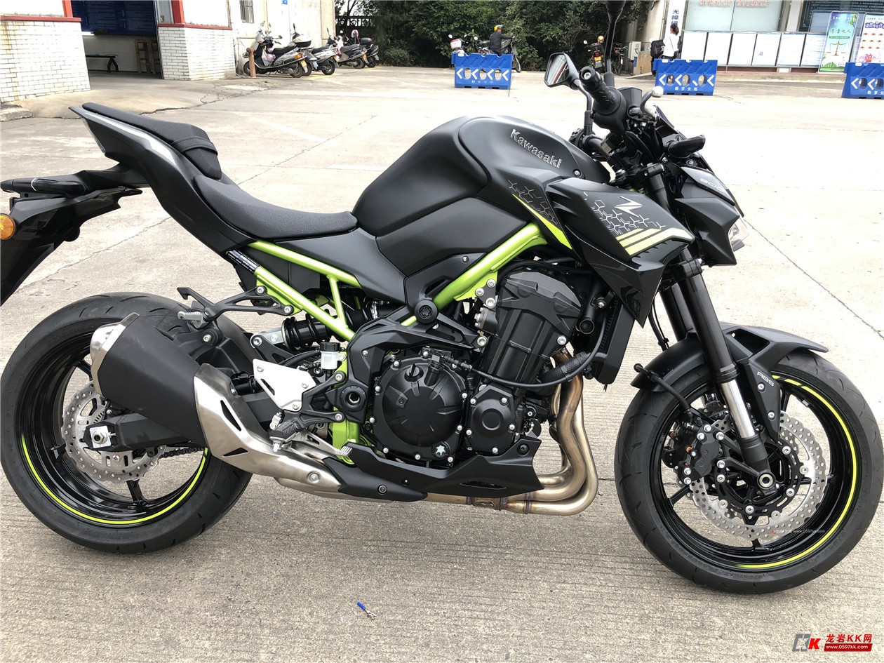 2021款川崎z900採用了新設計車頭及新包圍馬力輸出125ps9500rpm