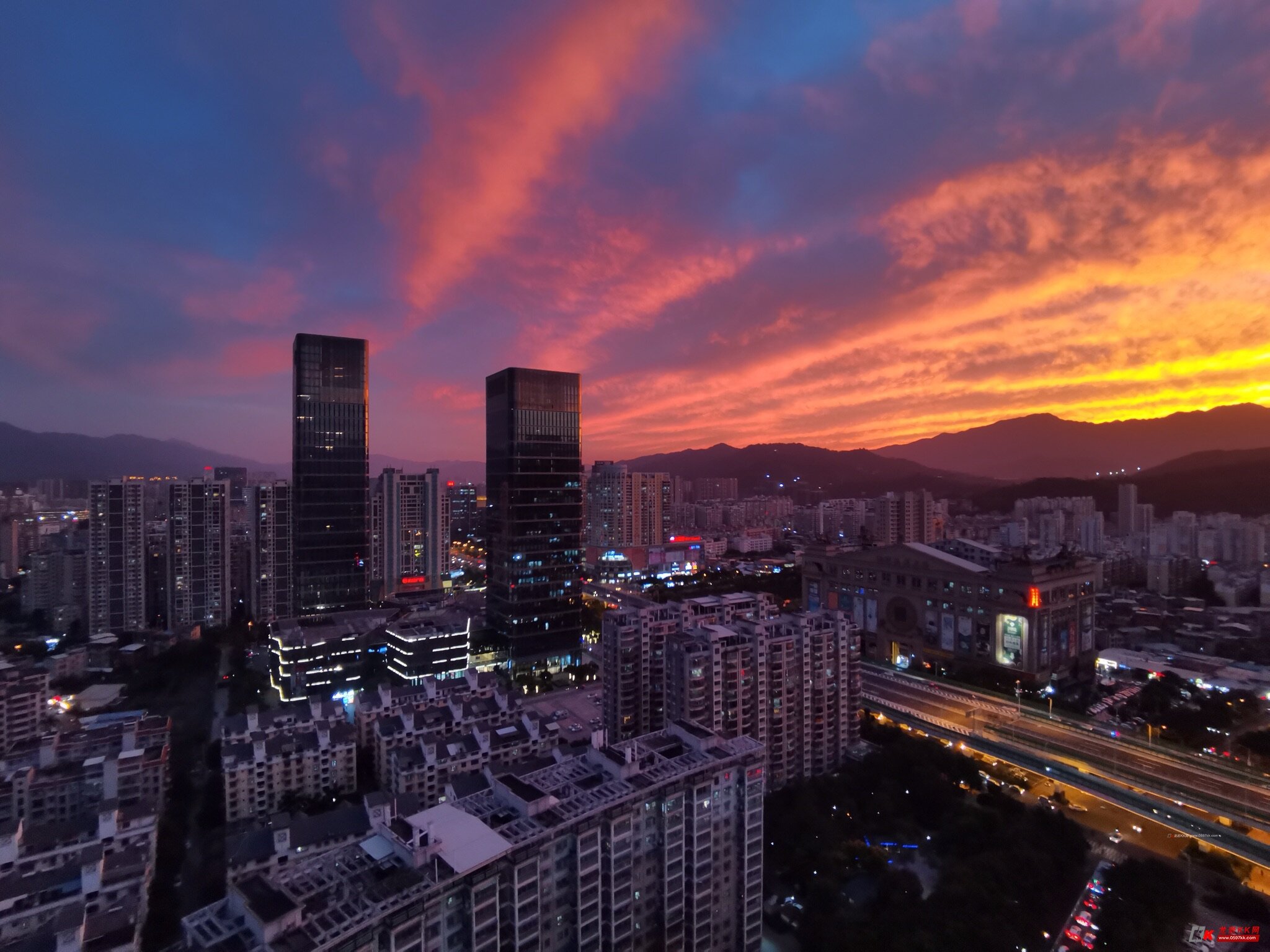 我市区新家楼顶眺望龙岩*高楼:京华中心