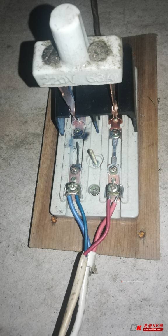 大家知道这个保险丝怎么接吗接了五次都烧断了