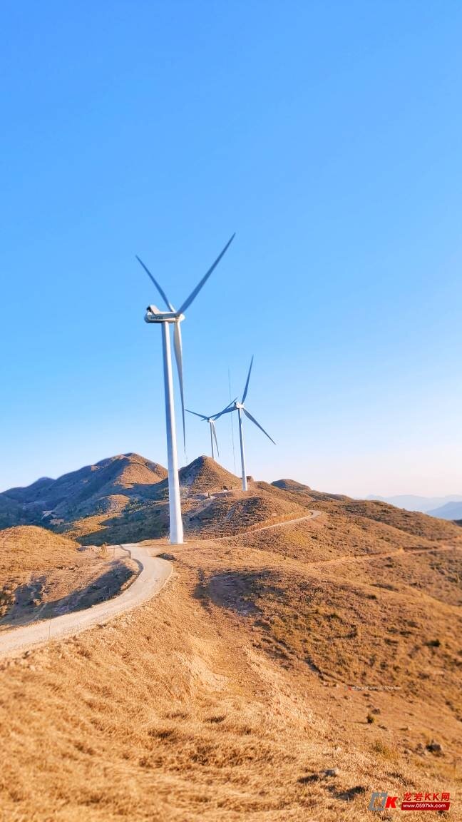 山顶大风车之美