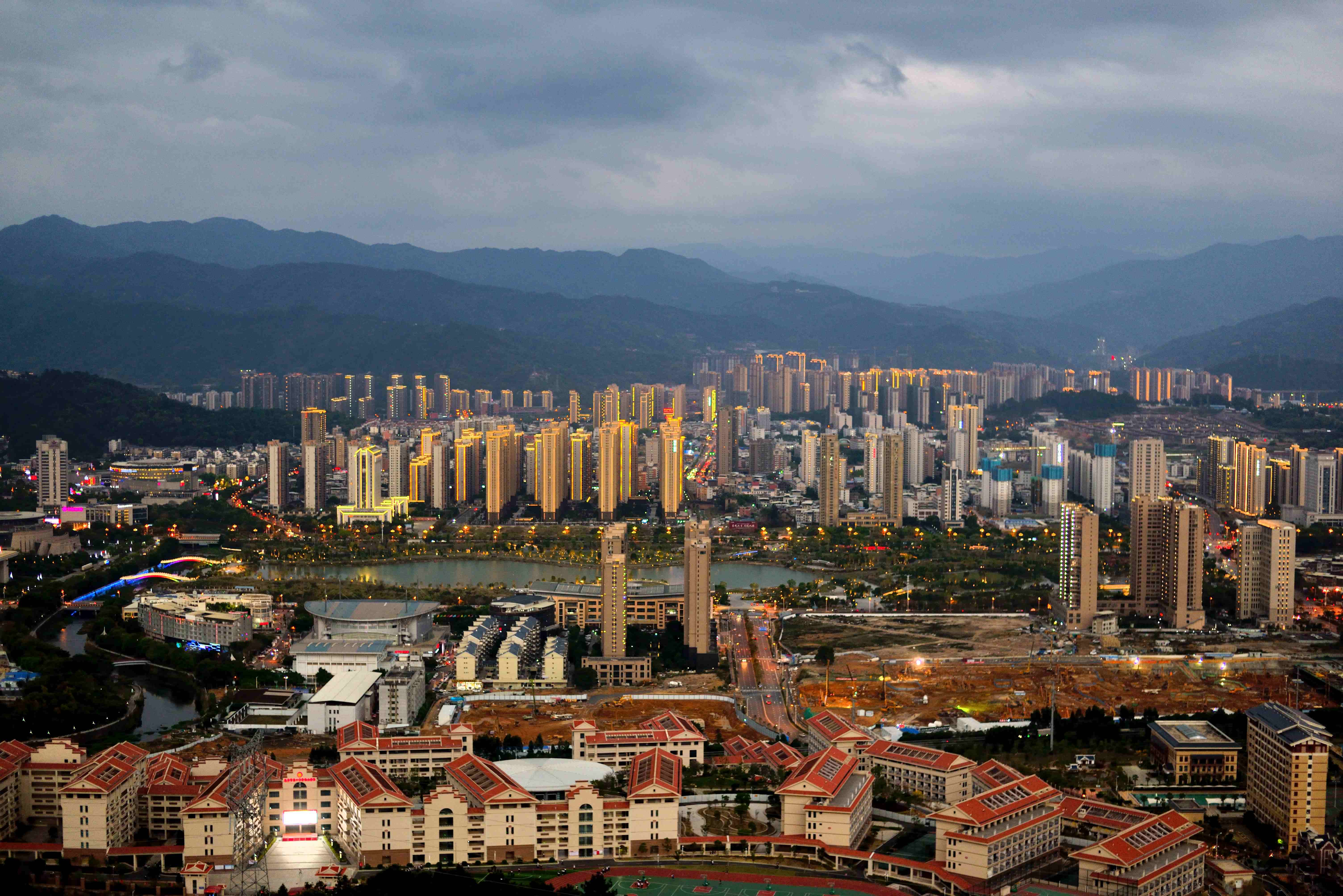 大锦山上看岩城