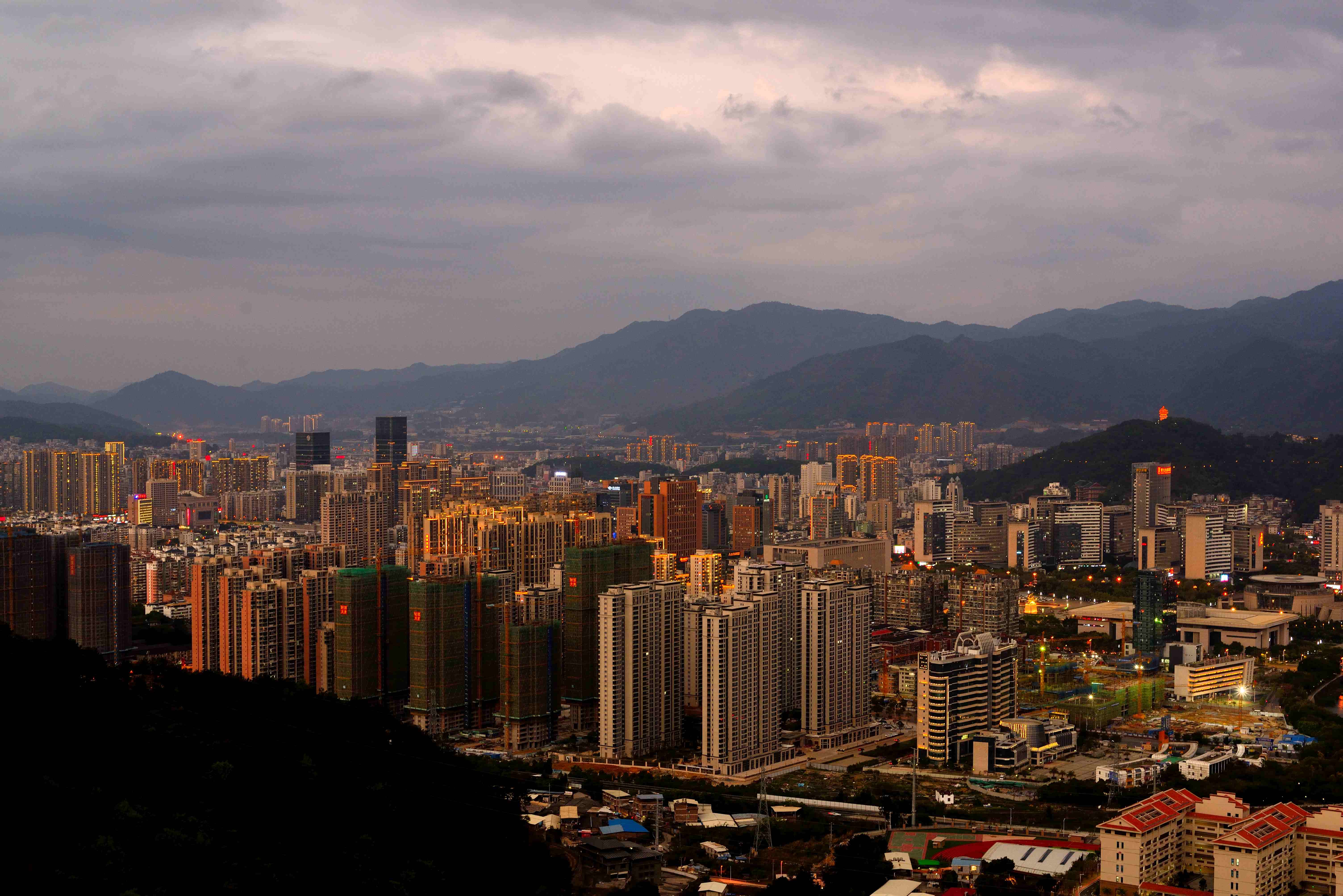 大锦山上看岩城