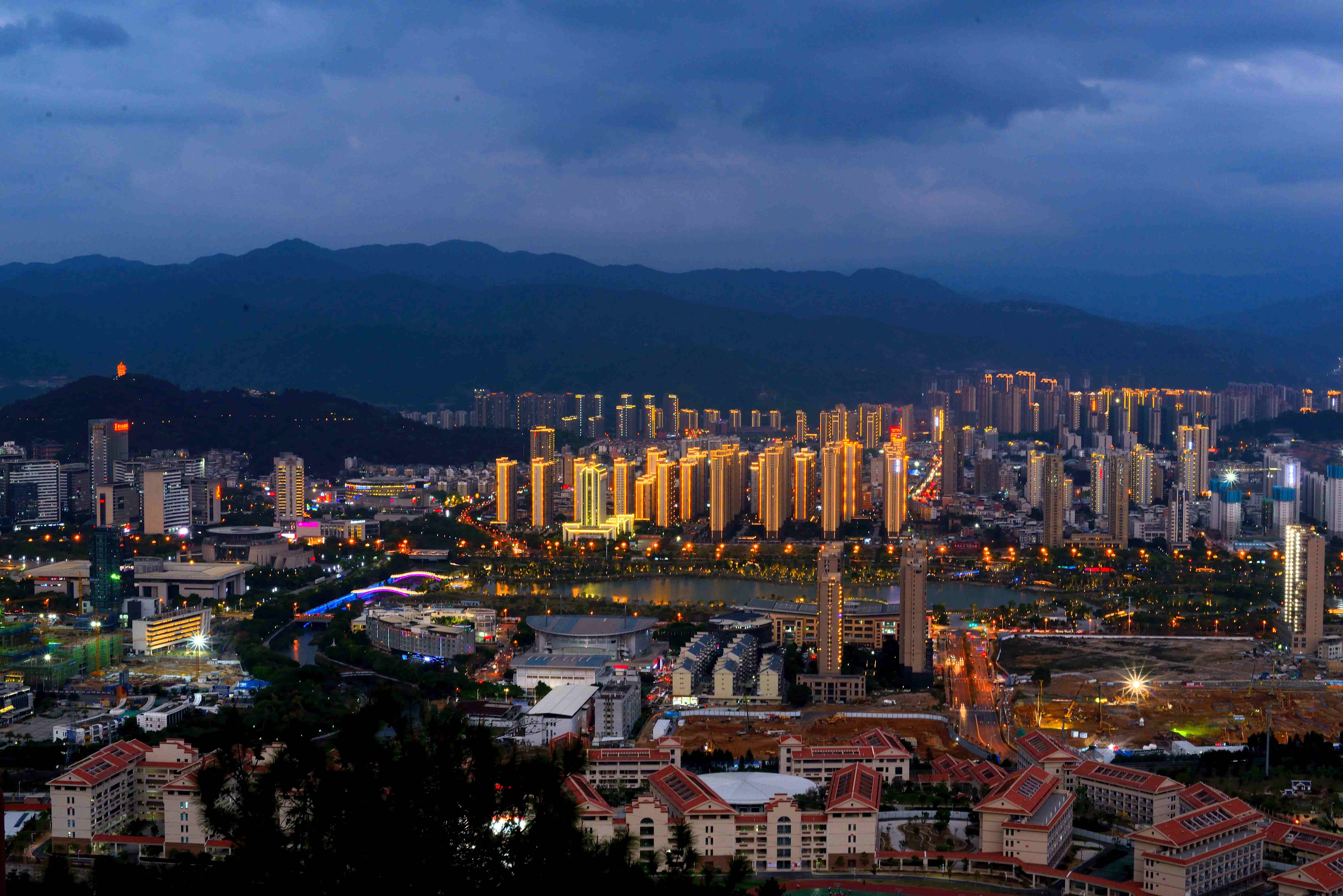 大锦山上看岩城