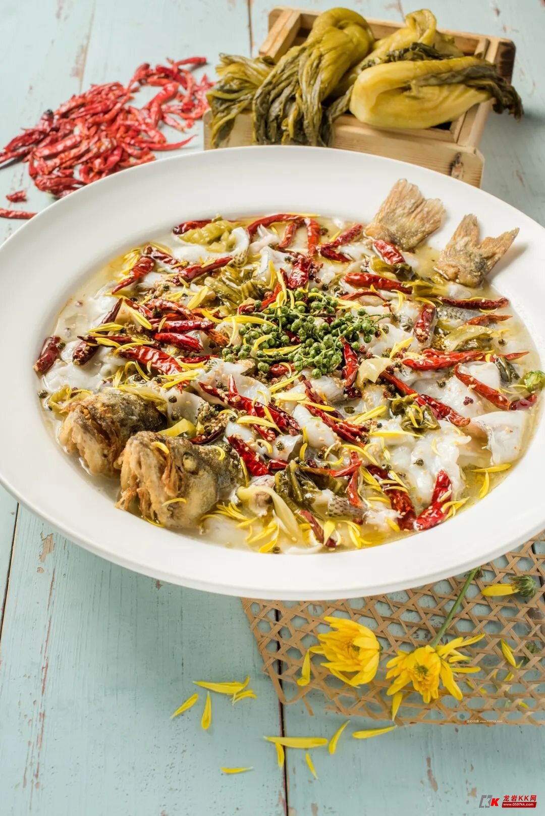 更营养更科学的用料配比 现杀现片的新派酸菜鲈鱼 每一片鱼肉厚度控制