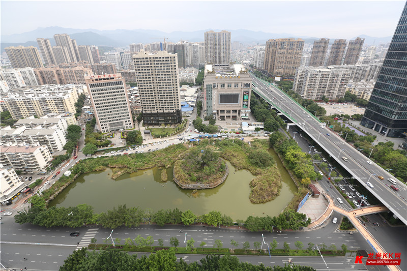 它位于龙岩大道与西陂路交叉口西北侧,毗邻世纪天成,万宝广场,京华