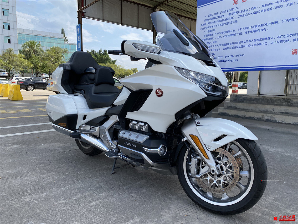 龙岩首台大贸新款金翼gl1800顺利到货!