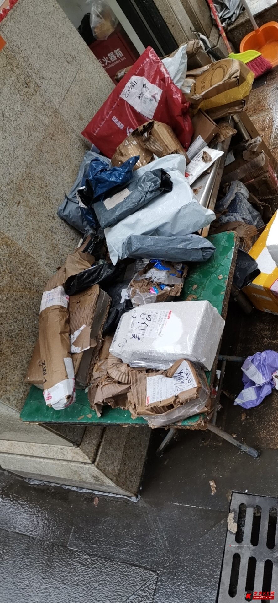 快递全被打湿了~上哪儿说理去?