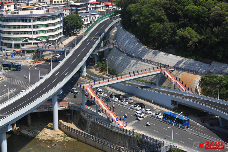 完善龙岩城市慢行系统罗桥节点这处人行天桥进入尾声
