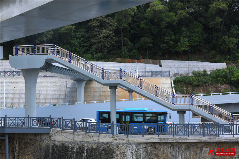 完善龙岩城市慢行系统罗桥节点这处人行天桥进入尾声
