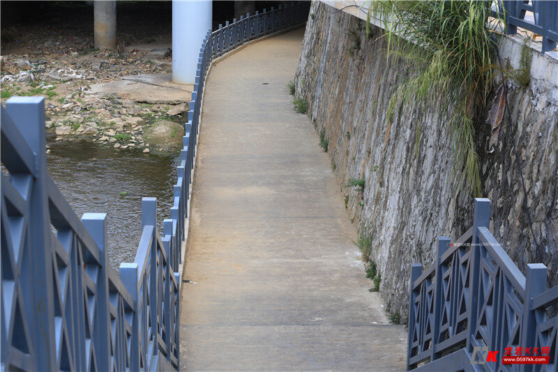 完善龙岩城市慢行系统罗桥节点这处人行天桥进入尾声