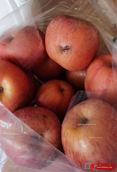 街头流动摊贩卖坏苹果市民购买后表示内心很受伤