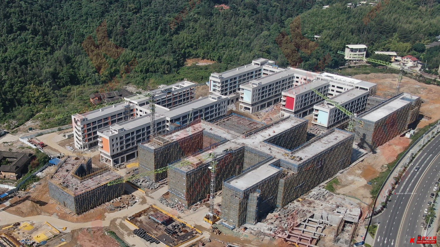 小编探校龙岩二中东山校区主体已封顶计划于2022年秋季交付使用