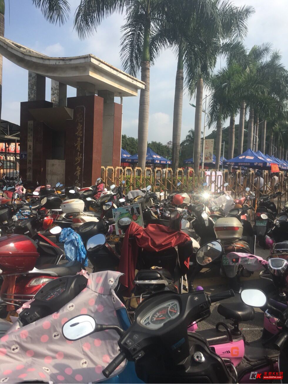 六一广场青少年宫红领巾跳蚤市场义卖活动