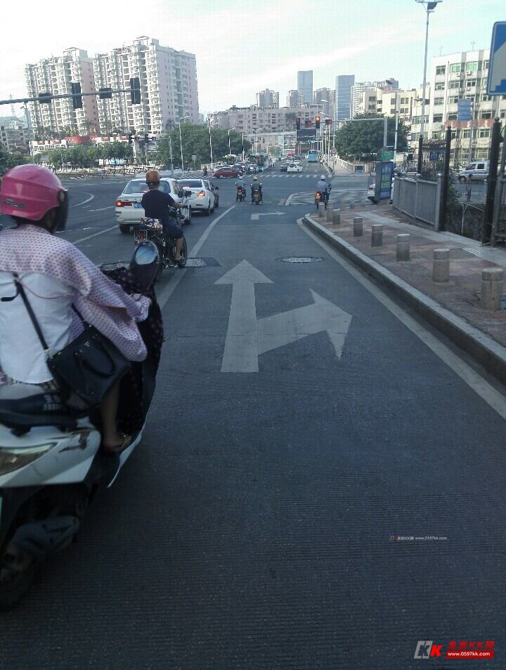 车道如此标识后,直行的汽车该怎么走?