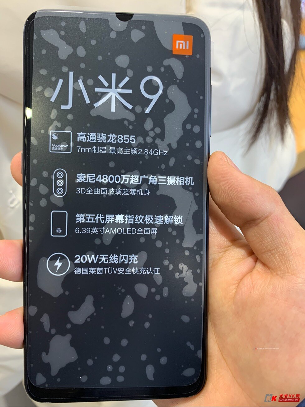 手机非常漂亮,由于855旗舰芯片产能低,前期高通给小米的芯片价父哌