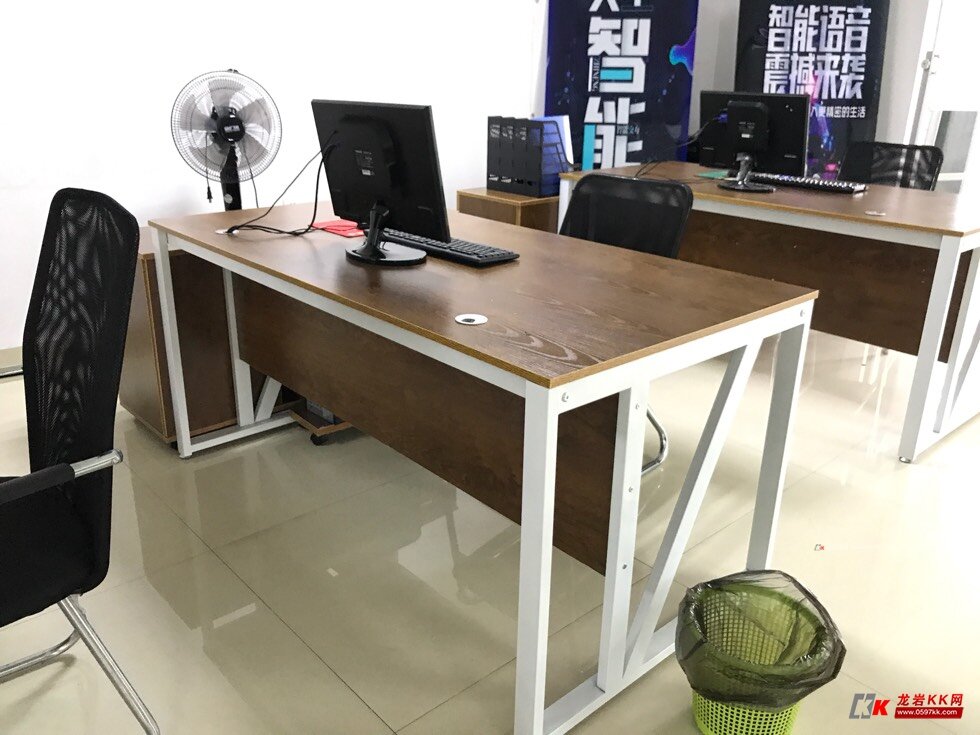 低价转让9.9成新办公桌,2.4米长,联系电话17505970137