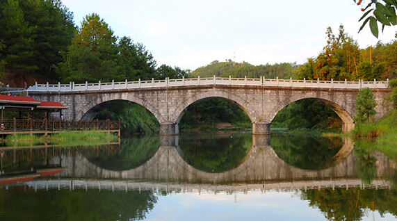 上杭紫金公园拱桥"圆又圆"